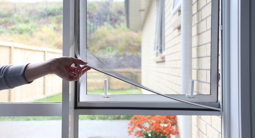 Как установить москитную сетку на окно?